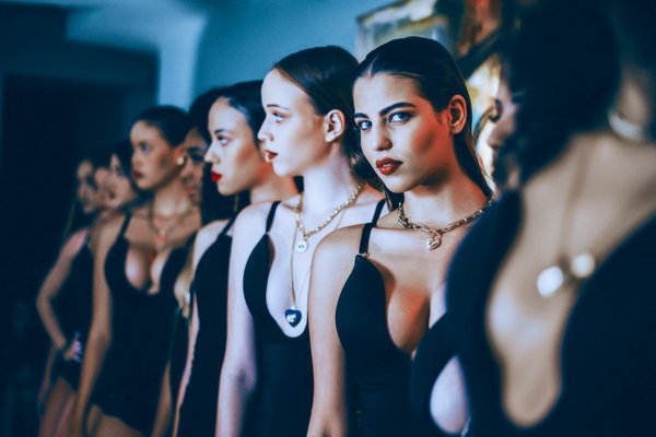 Découvrez l'élégance intemporelle du caftan noire marocain